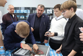 Школьникам из Дебальцево помогают выбрать востребованную профессию и сформировать карьерную траекторию