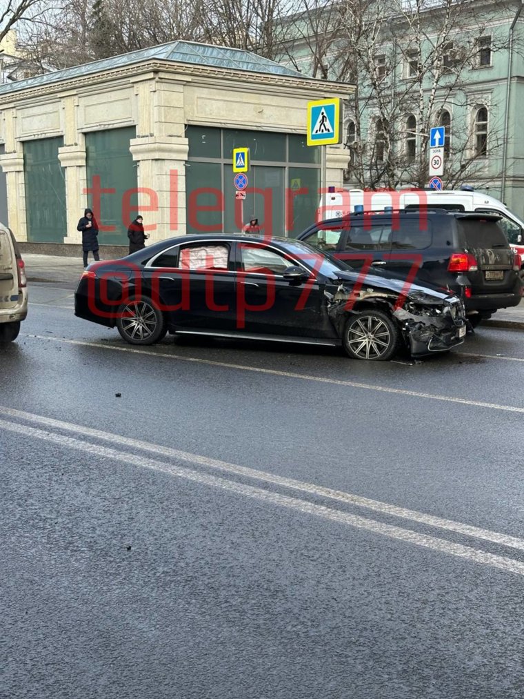 Одним из участников аварии стал Mercedes