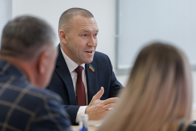 Почти каждый раз Ринат Фазылов сам едет с доставкой гуманитарного груза в Курскую область