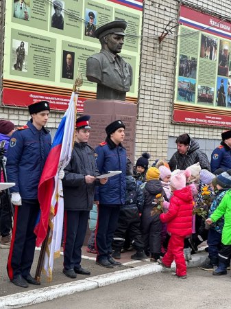 В День Героев России казаки возложили цветы к стеле Героя Советского Союза 