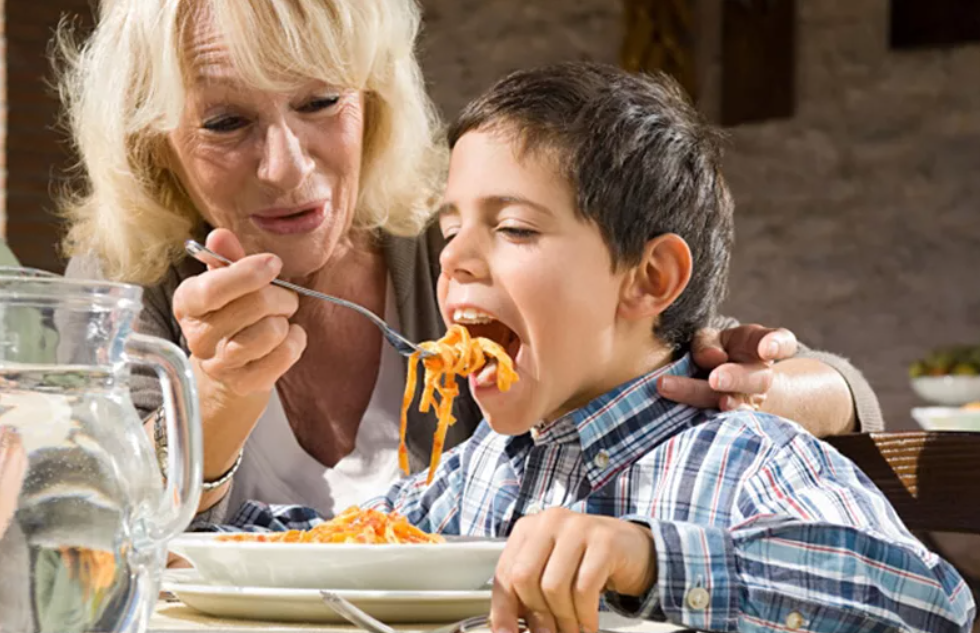 Ребенок манипулирует родителями. Анна радченко обратная сторона материнской любви. Гиперопека стиль воспитания. Гиперопека стиль воспитания. Ребенок манипулирует.