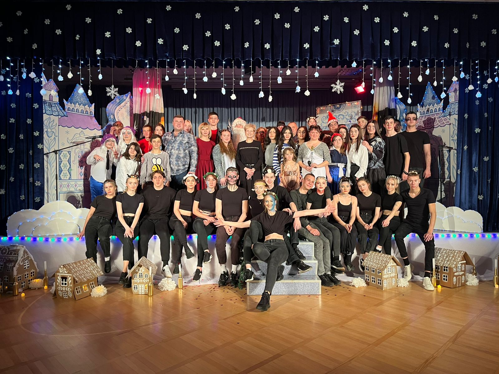 Постановка дк прогресс новосибирск новогодняя комедия режиссер юрий. Новогодние сценки квн. Квн в отрыв благовещенск. Денис михеев квн. Новогодние сценки квн.