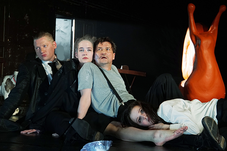 Бутусов — один из редких современных российских режиссеров, к которому корректно применять определение «культовый»