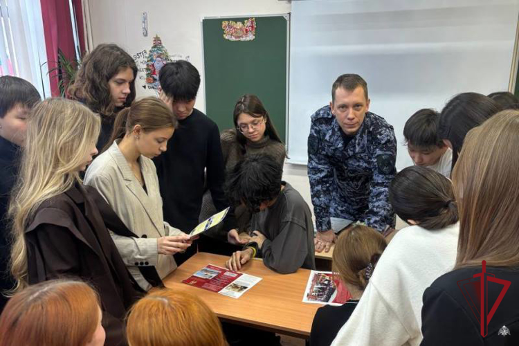 В Улан-Удэ росгвардейцы рассказывают старшеклассникам, как поступить в ведомственные ВУЗы