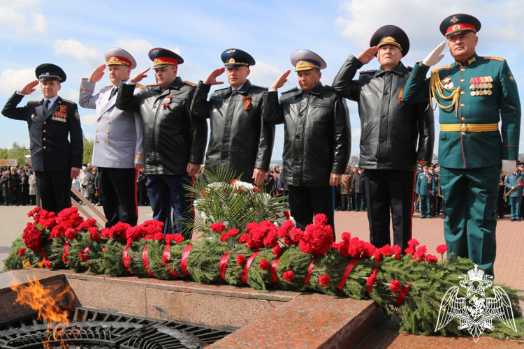 В Чебоксарах руководство территориального управления Росгвардии приняло участие в церемонии возложения цветов к Монументу Воинской Славы