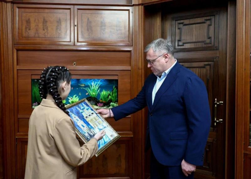 Астраханская художница подарила свою картину Игорю Бабушкину