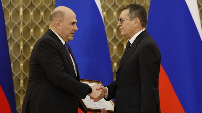 Михаил Мишустин вручил премии Правительства в области медицинской науки. С начальником Центра - сердечно-сосудистым хирургом Национального медицинского исследовательского центра высоких медицинских технологий - Центрального военного клинического госпиталя имени А.А.Вишневского Минобороны, доктором медицинских наук, профессором Александром Николаевичем Лищуком