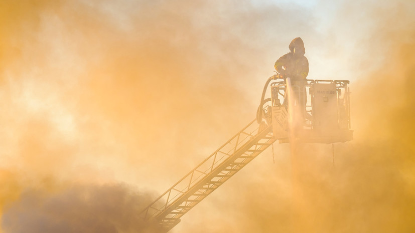 Во Владивостоке произошёл пожар на мебельном складе