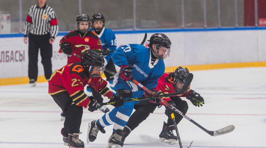 Омский НПЗ поддержал юных спортсменов на первенстве по хоккею имени Хацея