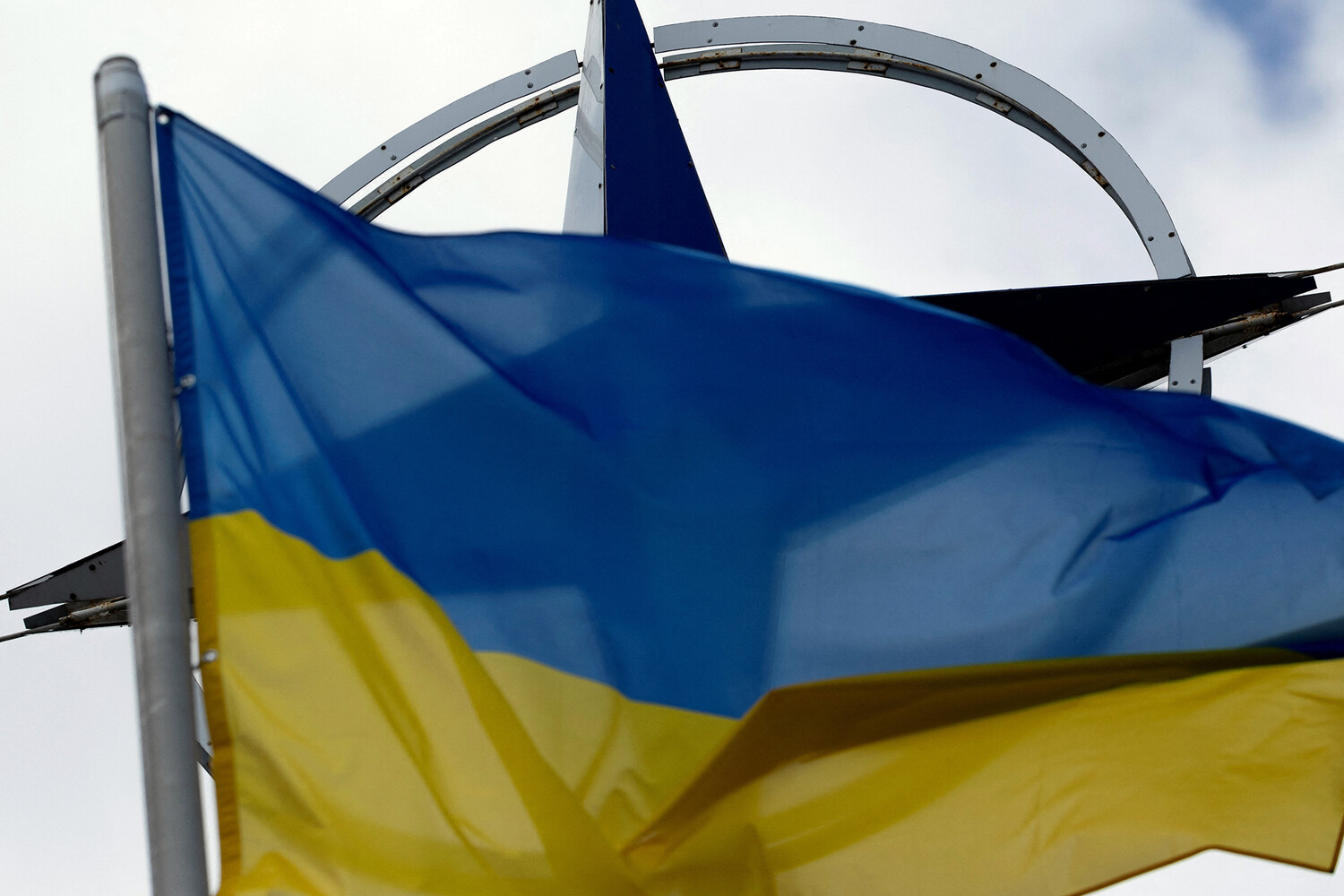 Аналитик Уотсон назвал визит чиновников НАТО шагом к катастрофе