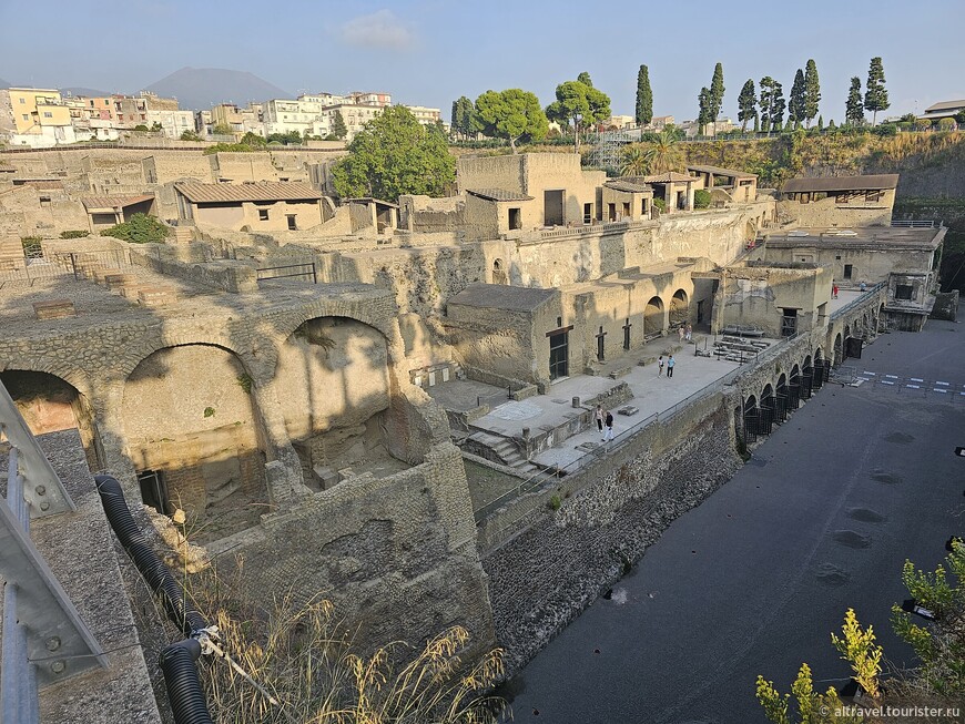 Раскопанный древний город Геркуланум. На заднем плане слева - «обидчик» Везувий, разрушивший город в 79 году н.э.