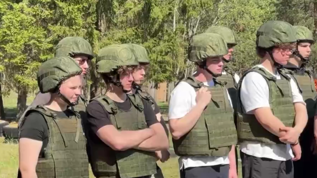 Старшеклассники лицея № 1 побывали на полигоне «БАРС‑Брянск»