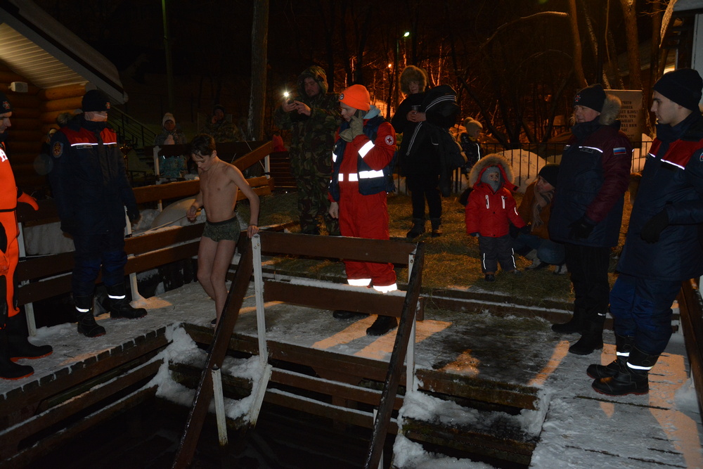 крещенские купания на фоне храма. купели на крещение в москве. случаи на крещенские купания. материалы крещенские купания. места крещенских купаний в москве 2024.