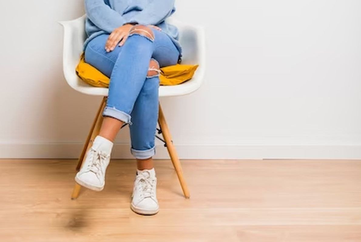 Упражнения сидя на полу для детей. Язык телодвижений аллан пиз скрещивание ног. Жесты аллан пиз. Скрещивание ног. Невербальное общение позы.