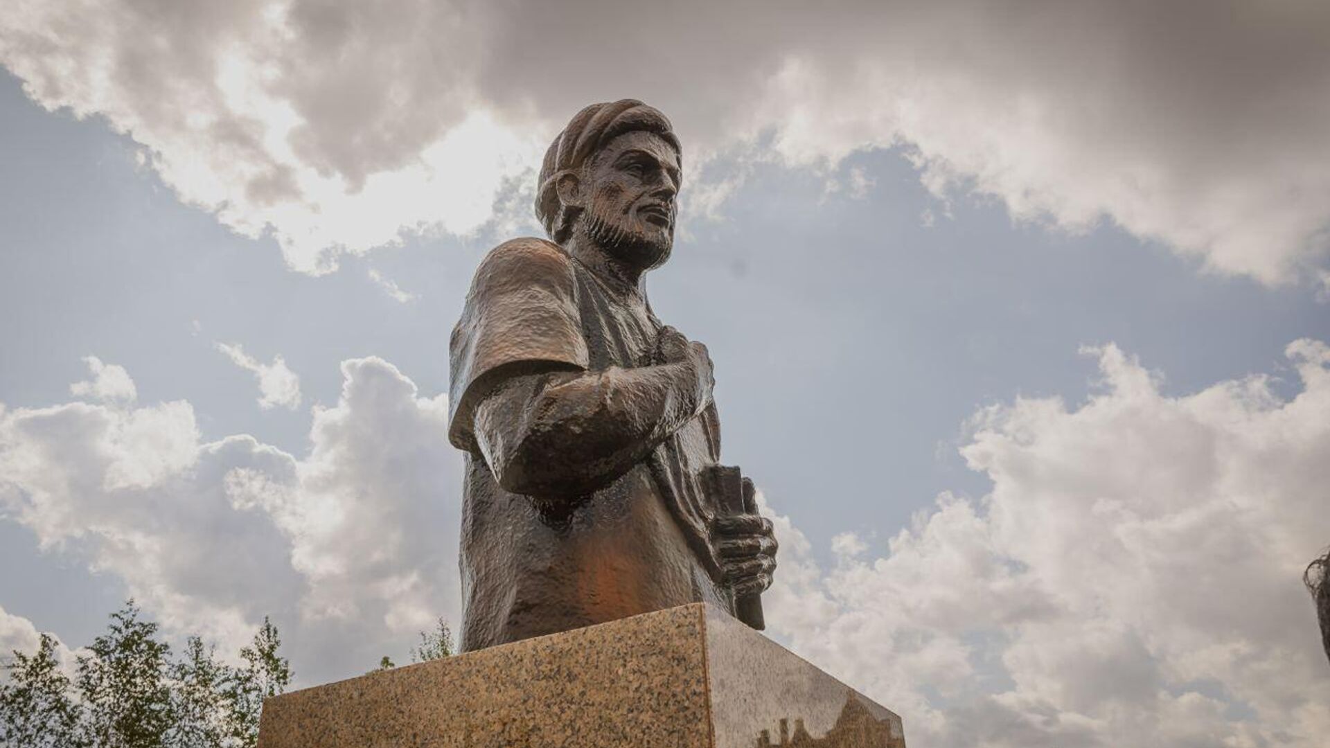 Памятник Абу Али ибн Сине открыли в Астане - Sputnik Казахстан, 1920, 25.08.2023