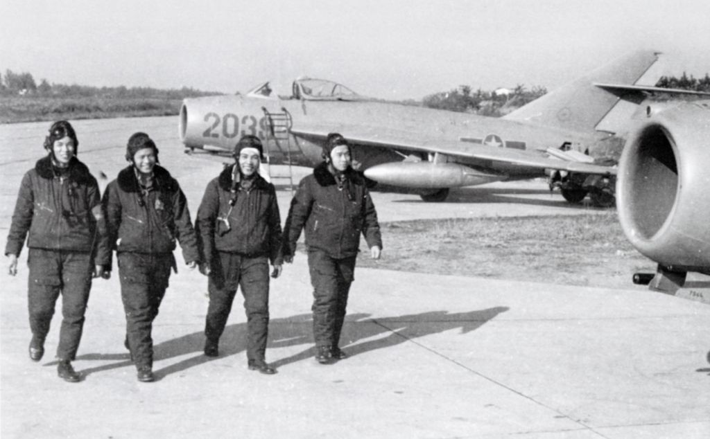 VPAF_pilots_with_MiG-17s.jpg VPAF_pilots_with_MiG-17s.jpg