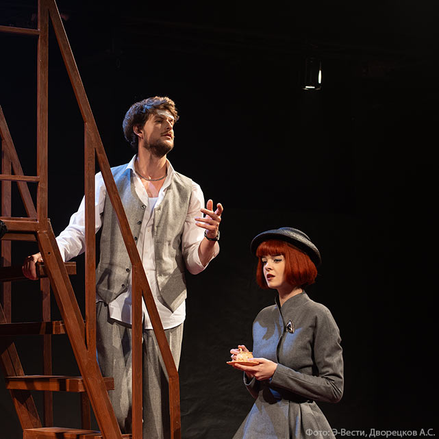 Никита Мучкаев (Фредерик Зондергаард, поэт) и Евдокия Карева (Кэролайн Шмитц, подруга Симоны)