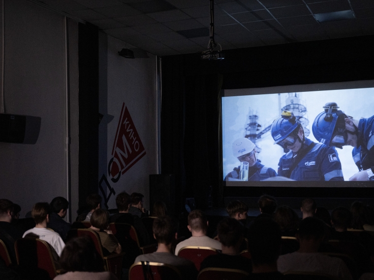 В Омском Доме кино показали фильм «Битва профессионалов» о сотрудниках Омского НПЗ