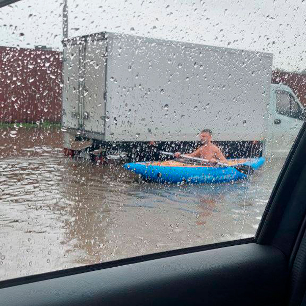 Сильный дождь во время движения