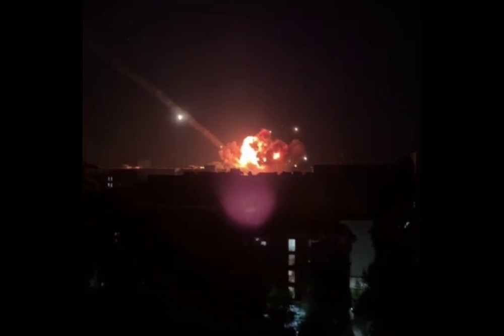 Появились кадры удара ракетами по заводу в Днепропетровске