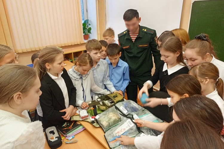 Военнослужащие казанского батальона Росгвардии провели урок мужества для школьников
