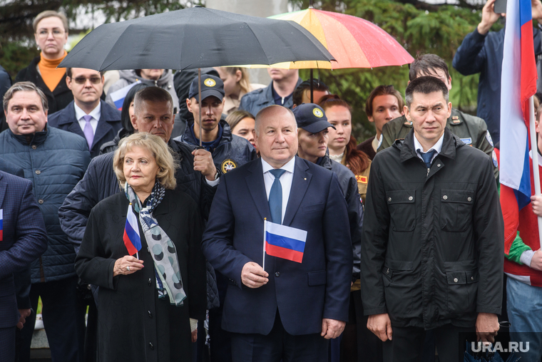 Церемония разворачивания флага Российской Федерации. Екатеринбург , бабушкина людмила, смирнов николай, чайников валерий, садыков руслан