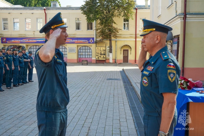 В столичном управлении МЧС России состоялось вручение первых и очередных специальных званий