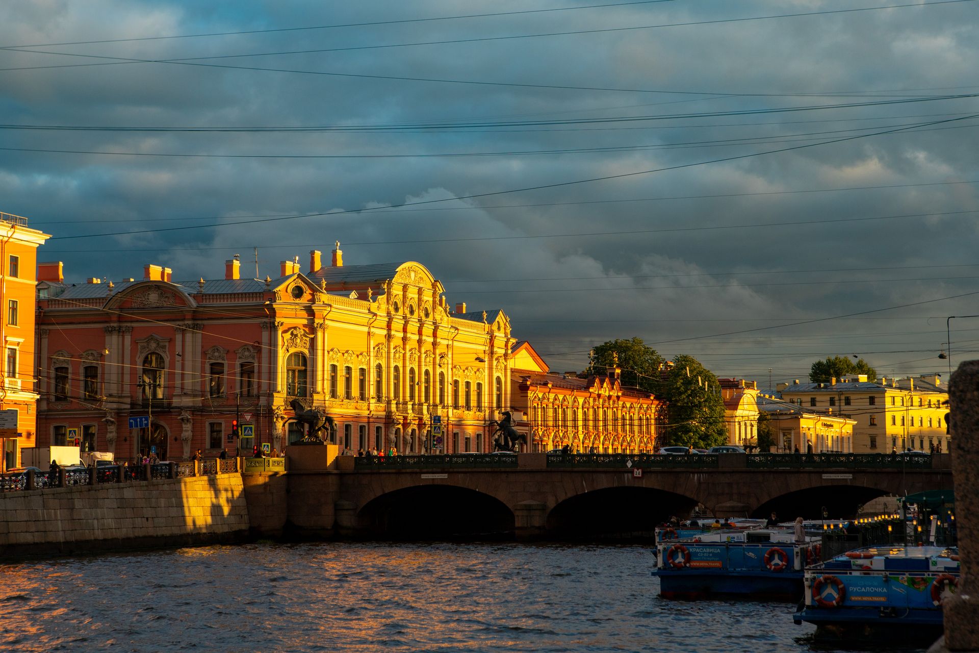 Яркий петербург. Небо над Питером. Яркий Питер. Луна над Петербургом. Звездное небо над Петербургом.