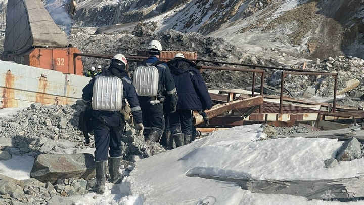 В шахтах - вода, ил, лёд: Что происходит на руднике Пионер, где девятые сутки заперты 13 горняков