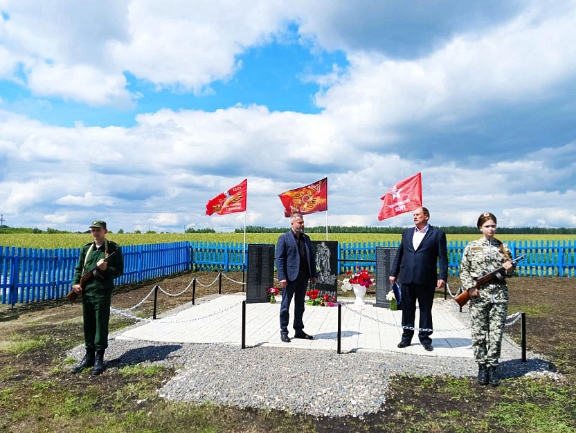 Антон Шаронов отметил важность увековечивания памяти защитников Отечества 