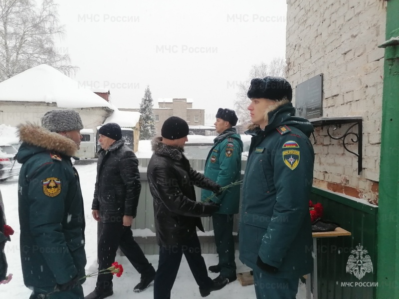 В Новой Ляле открыли мемориальную доску погибшему на СВО спасателю