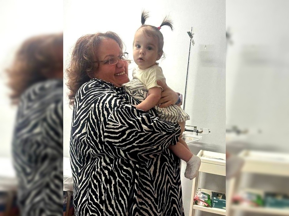 Приемная мать брошенной в аэропорту Турции девочки ответила биологической