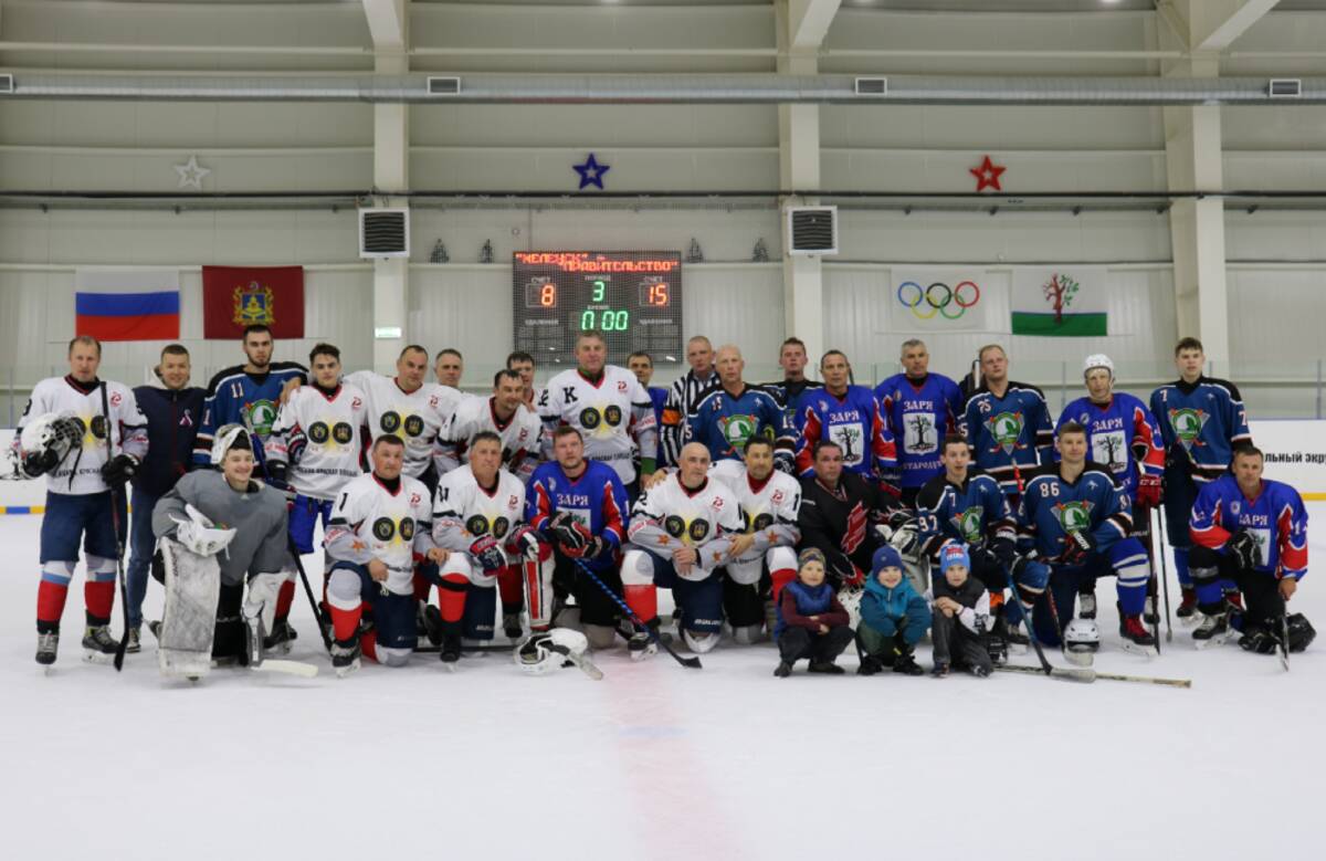 В Стародубе состоялся хоккейный матч между командами правительства области и клубом «Меленск»
