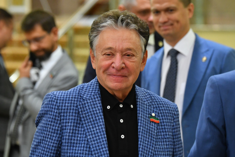«Кажется, он чей-то талисман», — так объясняют долгожительство и непотопляемость Рауфаля Сабировича, в вотчине которого даже билеты продают не так, как везде