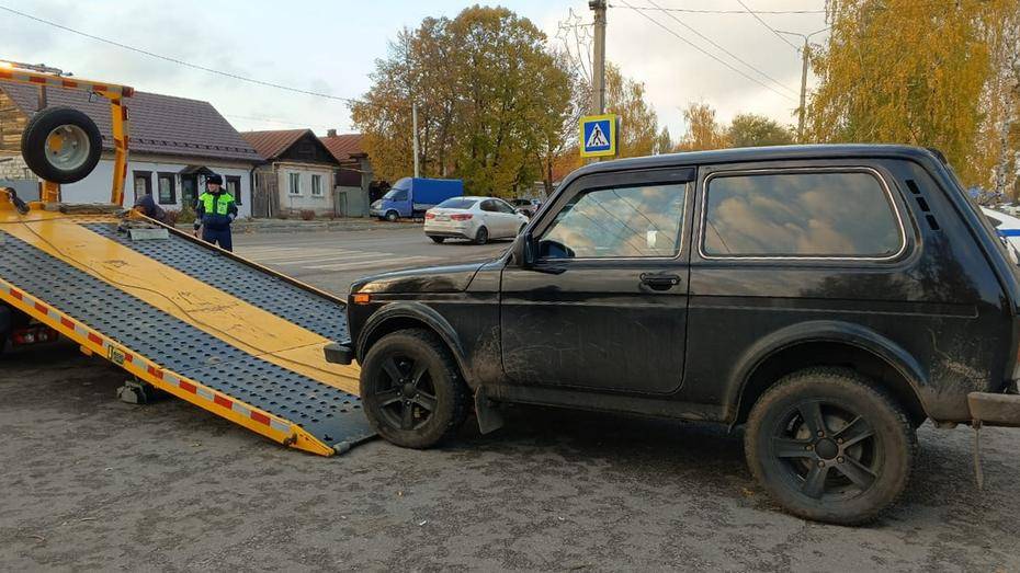 В Воронежской области должник на 6 часов заперся в машине от судебных приставов