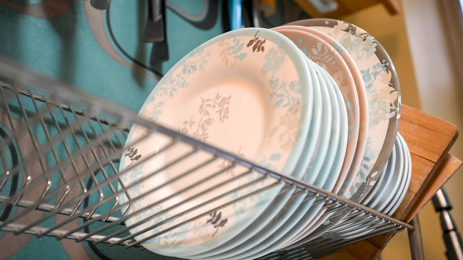Почему алюминиевой посуде нельзя хранить. Какую посуду нельзя хранить дома. Опасная посуда для здоровья. Из чего состоит посуда которую нельзя царапать. Кривая посуда как называется.