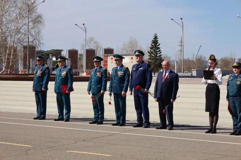 Сотрудники МЧС Забайкалья возложили цветы к Вечному огню