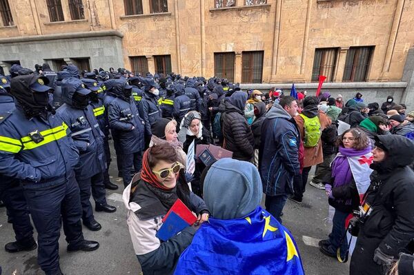 Акция протеста у здания парламента. Выборы президента Грузии 14 декабря 2024 года - Sputnik Грузия