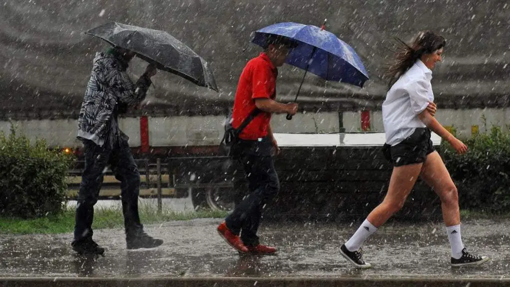 сильный дождь. идут непрекращающиеся дожди. идут непрекращающиеся дожди. дождь в городе. ливень.
