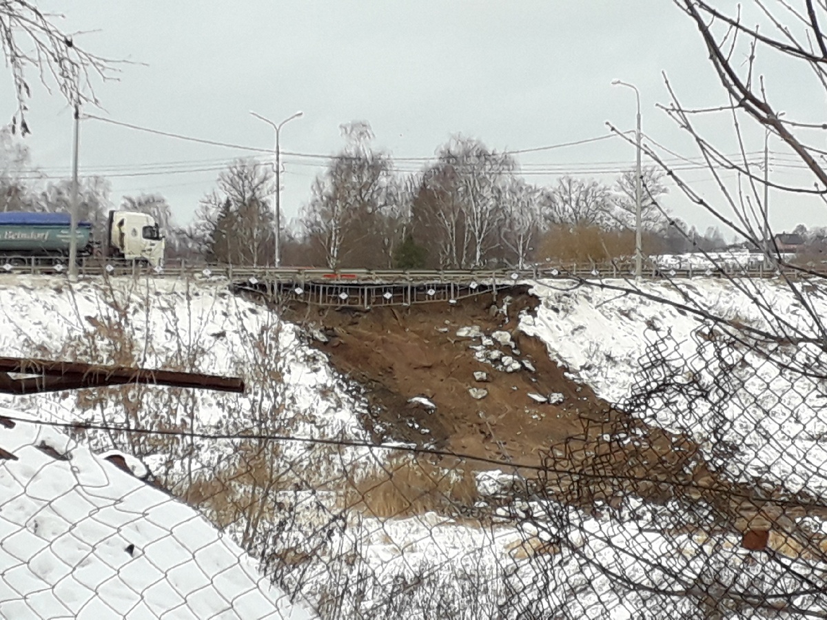 Город вязьма обрушился мост. Зубцов мост через Вазузу. Пешеходный мост через дорогу. Пешеходный мост через реку. Пешеходный мост через речку.