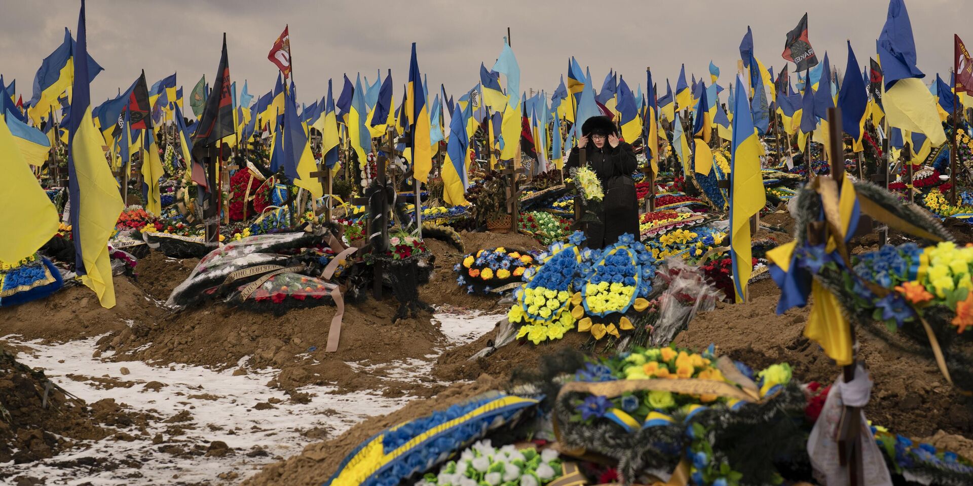 Женщина проходит между могилами украинских солдат - ИноСМИ, 1920, 16.12.2024