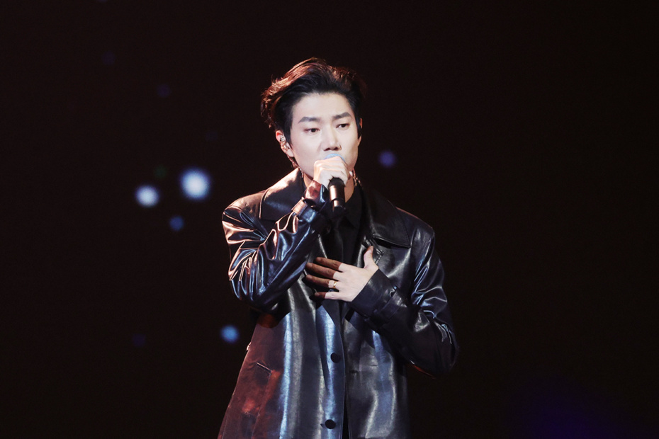 Ван Си (КНР) выступает на международном музыкальном конкурсе «Интервидение» 2025