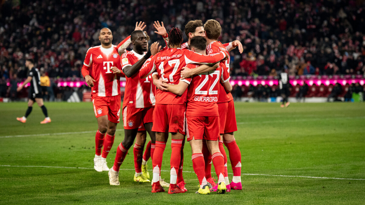 Два автогола помогли «Баварии» разгромить «Вольфсбург» в матче бундеслиги со счетом 8:1