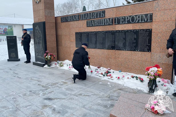 В День воинской славы красноярские сотрудники СОБР возложили цветы к мемориалу воинам, погибшим в годы Великой Отечественной войны