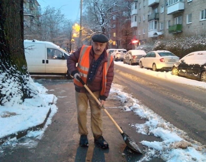 дворник в калининграде свежие вакансии. дворник в калининграде свежие вакансии. юрий егоров чистота. коммунальщик зимой. дворник осень.