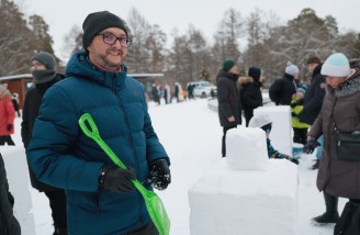 Губернатор Челябинской области Алексей Текслер вместе с супругой Ириной принял участие в благотворительной акции «Снеговики-добряки»