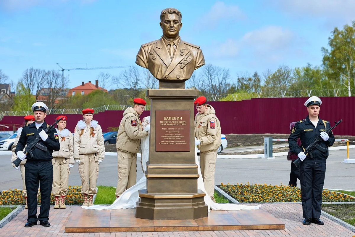 В Янтарном установлен памятник Герою Советского Союза Василию Балебину