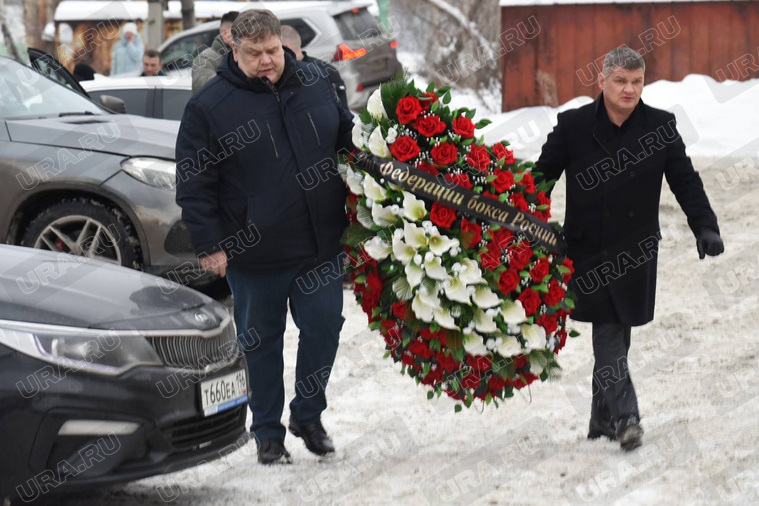 Представители возложили от Федерации бокса венок