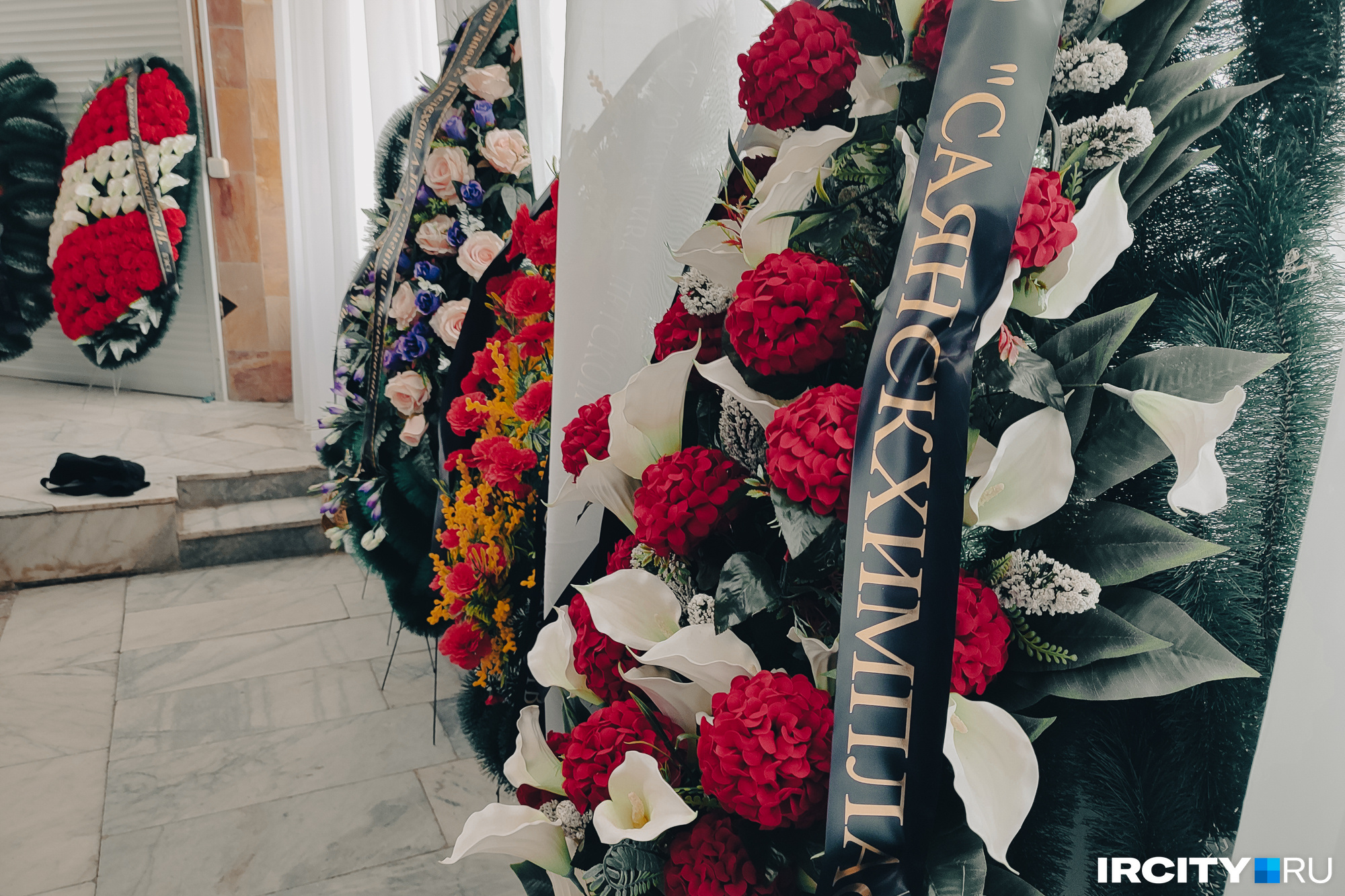 Там стояло множество венков, подписанных от имени крупных предприятий и коллег Боровского из других муниципалитетов