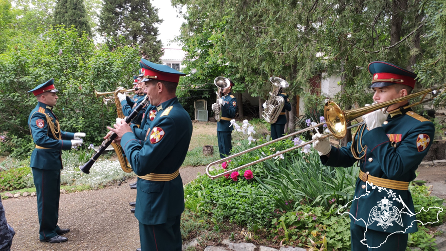 В Севастополе росгвардейцы провели акцию «Парад у дома ветерана»